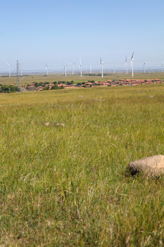 张北县草原上的风力发电风车