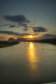 夕阳风光江河河面波光粼粼