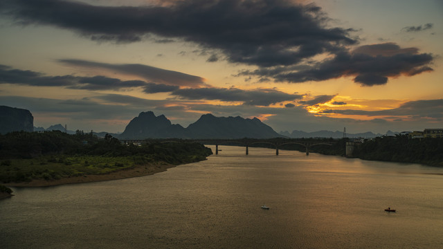 夕阳风光江河河面波光粼粼