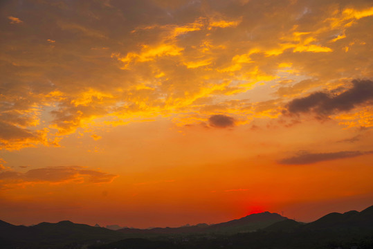 晚霞天空红云