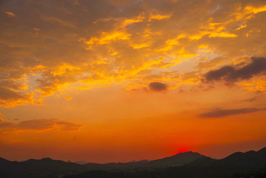 晚霞天空红云