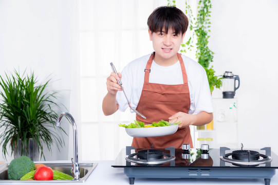 青年男士在厨房烹饪