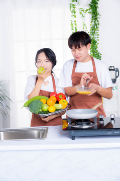 情侣在厨房一起做饭