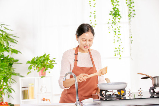 中老年女士在厨房做烹饪