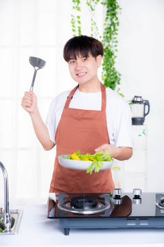 青年男性在厨房烹饪