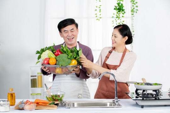 夫妻在厨房趣味烹饪