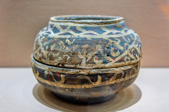 宁夏博物馆汉代彩绘陶盒