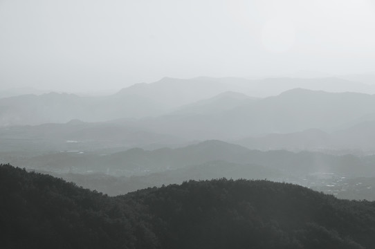 水墨山峦层叠