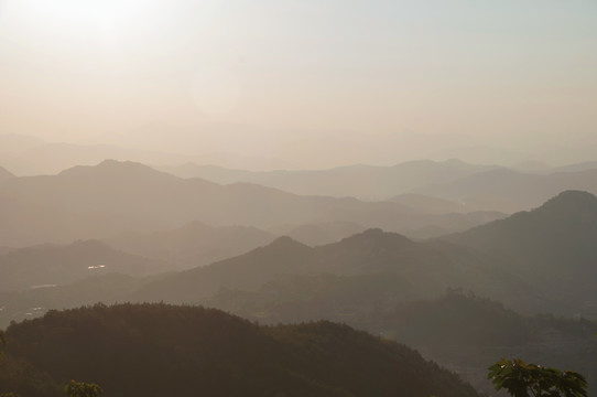 山峦起伏层叠