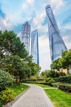 上海浦东的摩天楼和市政公园