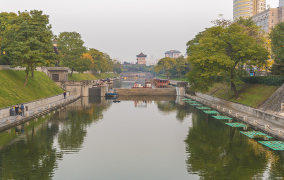 古城西安护城河风光