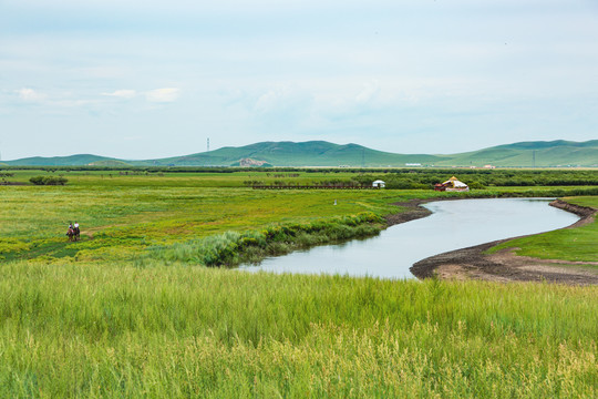 蒙古包草原河流骑马