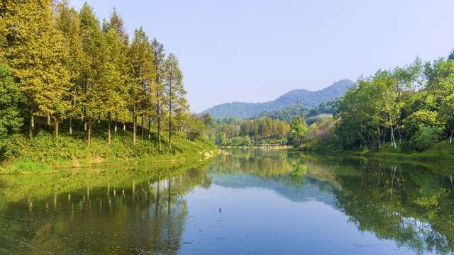 尖山湖水景