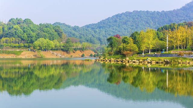 尖山湖水景