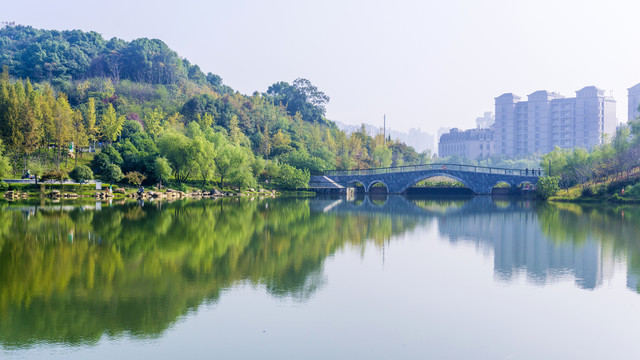 尖山湖水景