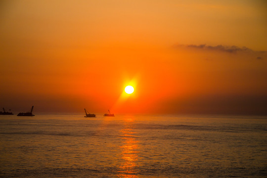 日出日落海面