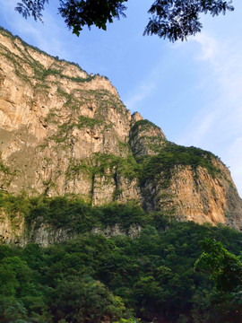 蓝天下的高山