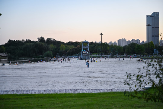 中国河南开封汴西湖银滩夜景