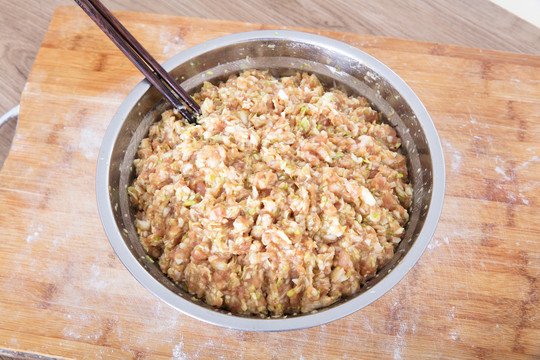 满装制作好的猪肉大葱饺子陷