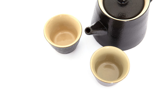白背景上的一个茶壶和两个茶杯