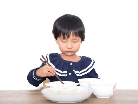 餐桌前中国小女孩在吃饭