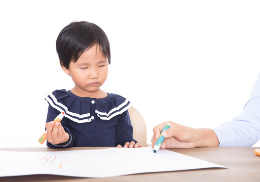 中国小女孩在桌子前学习绘画