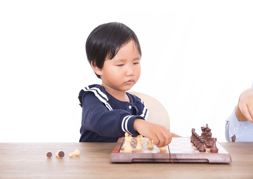 国际象棋老师在辅导孩子的学习