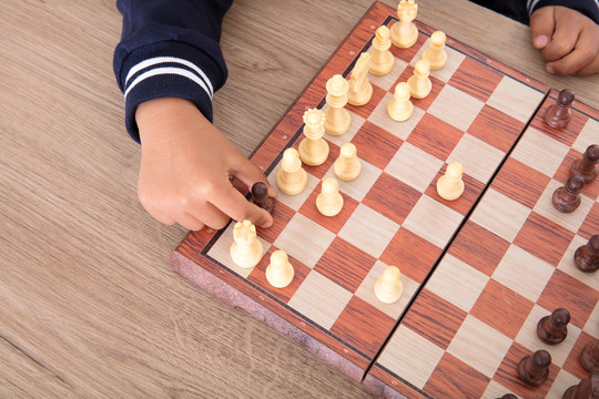 小孩子的国际象棋课棋盘特写拍摄