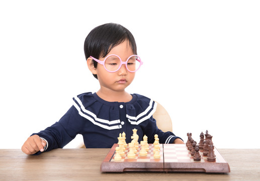 小女孩在认真的下国际象棋