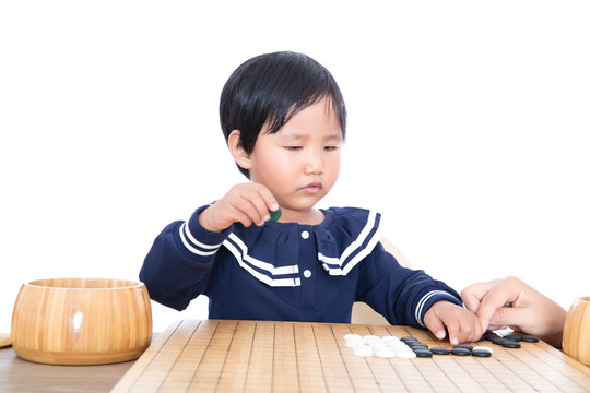指导下的中国小女孩在学习下围棋