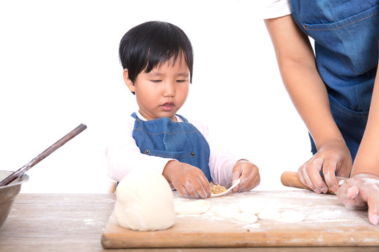 学习包饺子旁边妈妈在擀饺皮