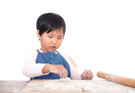 中国小女孩在学习包饺子