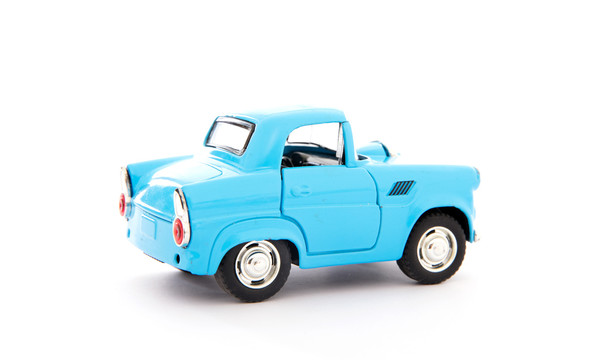 白背景上一辆蓝色小汽车模型