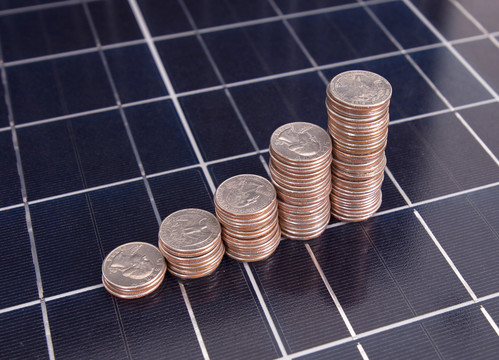 太阳能背景上一排递增的美元硬币