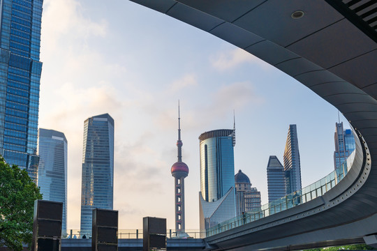 上海浦东摩天楼天际线和高架桥