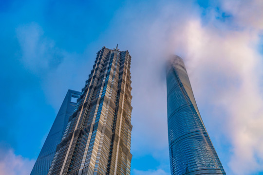 上海浦东摩天楼和云雾