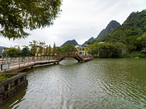 桂桂林市芦笛岩景区芳莲池石拱桥