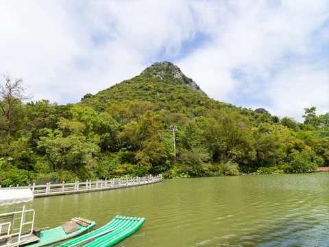 桂林市芦笛岩景区芳莲池风光