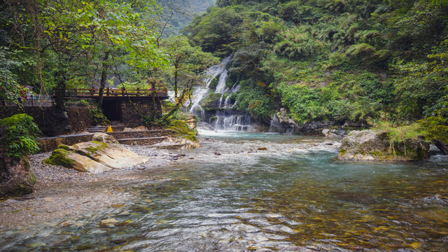 螺髻山瀑布温泉