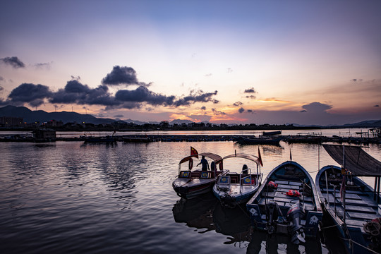 夕阳里的渔港