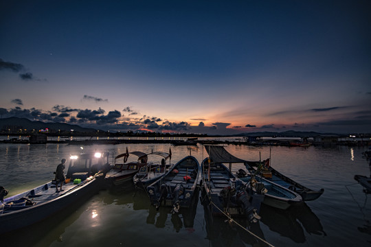 夕阳里的渔港