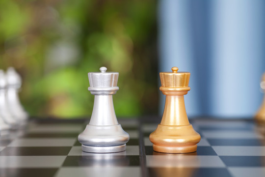 国际象棋棋盘上正在对峙的車棋子