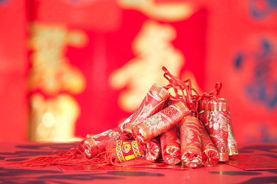 中国春节时准备挂起来的红色鞭炮