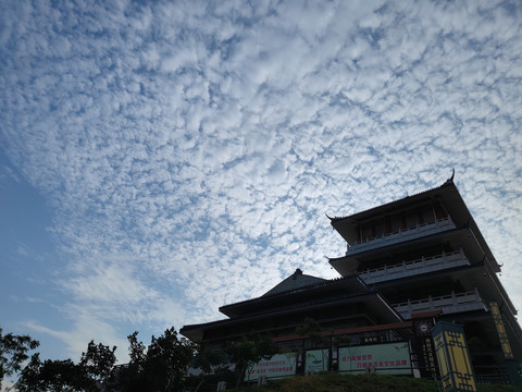 鱼鳞状云层下的潘茂名纪念馆