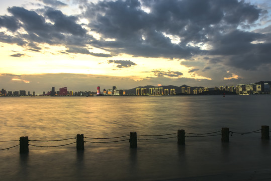 厦门海湾黄昏夜景