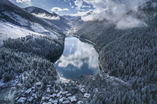 深秋初冬的高原森林湖泊雪景