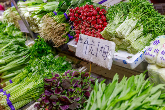 封闭菜市场里的蔬菜摊位