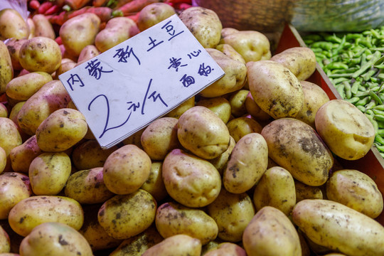 菜市场的蔬菜水果摊位上的土豆