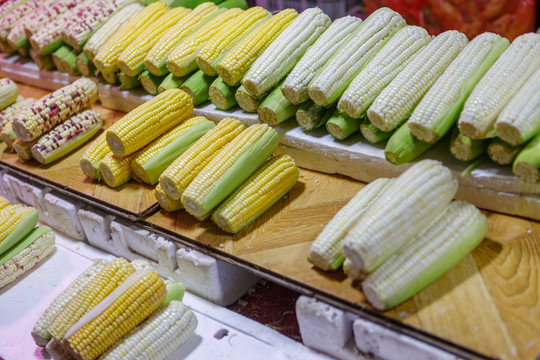 菜市场的蔬菜水果摊位上的玉米