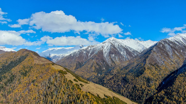 川西四姑娘山景区雪山